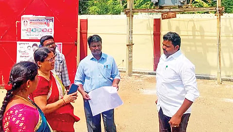 ஆவராங்காடு சந்தையில் நகராட்சி சேர்மன் செல்வராஜ் ஆய்வு செய்த காட்சி.