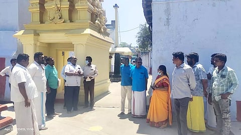காரிமங்கலத்தில் அறநிலையத்துறை சேலம் இணை ஆணையர் மங்கையர்க்கரசி மற்றும் அதிகாரிகள் அருணேஸ்வரர் கோவிலில் நடந்து வரும் திருப்பணிகளை பார்வையிட்டு ஆய்வு செய்தனர்.