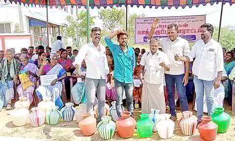 காத்திருப்பு போராட்டத்தில் ஈடுபட்ட கிராம மக்கள்.