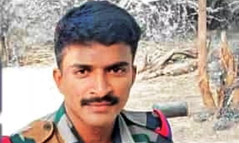 துப்பாக்கி சூட்டில் பலியான ராணுவ வீரர் யோகேஷ்குமார்.