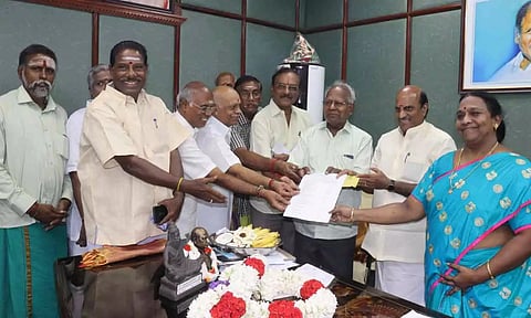 திருப்பணி குழுவினரிடம் அமைச்சர் லட்சுமி நாராயணன் அதற்கான ஆணையை வழங்கிய காட்சி.