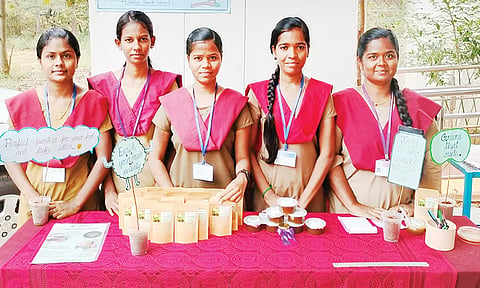 இயற்கை முறையில் ஜாம், இட்லிபொடி தயாரித்து விற்பனை செய்யும் மாணவிகள்.