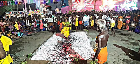 பக்தர்கள் பூக்குழி இறங்கியபோது எடுத்த படம்.