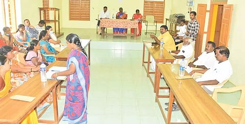 கடையநல்லூரில் யூனியன் கூட்டம் நடந்தபோது எடுத்த படம்.