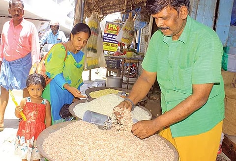 நெல்லை சந்திப்பு பகுதியில் உள்ள கடைகளில் அவல் விற்பனை நடைபெற்று வருவதை படத்தில் காணலாம்.