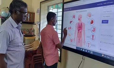 நாத கவுண்டன்பாளையம் அரசு நடுநிலைப்பள்ளியில் தொடுதிரை கணினி மூலம் மாணவ, மாணவிகளுக்கு பாடம் நடத்தப்பட்டது..