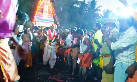 தலைமை பூசாரி குண்டம் இறங்கிய போது எடுத்த படம்.