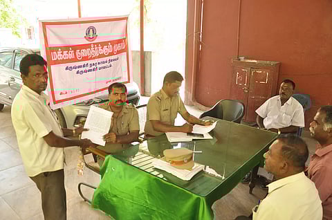 கிருஷ்ணகிரி டவுன் போலீஸ் நிலையத்தில், பொதுமக்களிடம் போலீசார் மனுக்களை பெற்ற போது எடுத்த படம்.