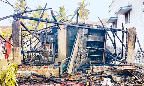 தீயில் எரிந்து சேதமான கூரை வீடு.