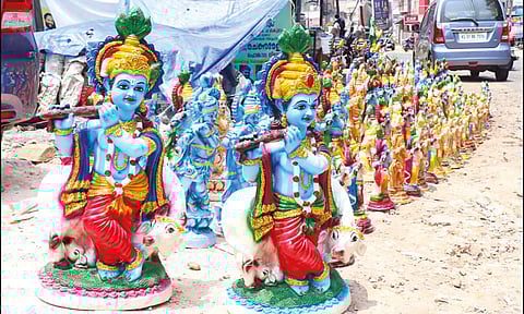 திருவனந்தபுரத்தில் விற்பனைக்கு வைக்கப்பட்டுள்ள கிருஷ்ணர் சிலைகளை படத்தில் காணலாம்.