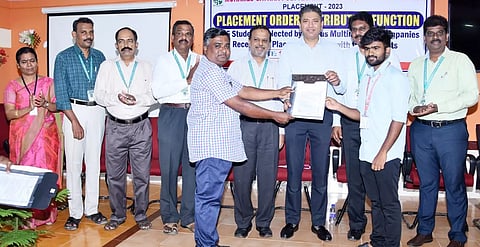 வேலைவாய்ப்பு முகாமில் தேர்வு செய்யப்பட்ட மாணவர்களுக்கு பணிநியமன ஆணை வழங்கப்பட்டது.