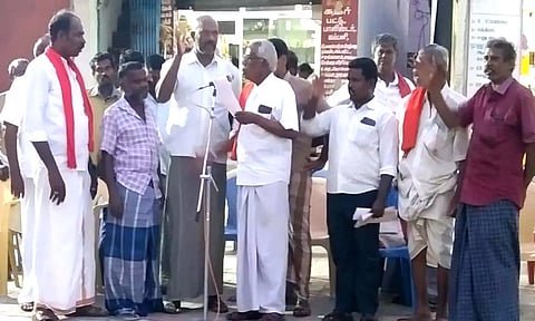 ஆர்ப்பாட்டம் நடந்போது எடுத்தபடம்.