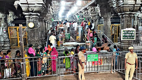 தமிழ் புத்தாண்டை முன்னிட்டு ராமேசுவரம் ராமநாதசுவாமி கோவிலில் பக்தர்கள் நீண்ட வரிசையில் காத்திருந்து சாமி தரிசனம் செய்தனர். 