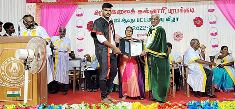 பட்டமளிப்பு விழா நடைபெற்றபோது எடுத்த படம்.