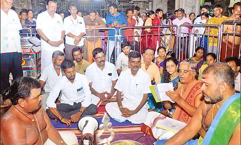 பஞ்சாங்கம் வாசிப்பு நிகழ்ச்சி நடந்ததை படத்தில் காணலாம்.