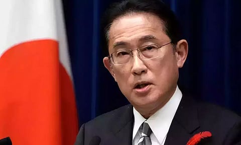 பொதுக்கூட்டத்தில் பங்கேற்ற ஜப்பான் பிரதமர் மீது பைப் குண்டு வீச்சு- அதிர்ஷ்டவசமாக உயிர் தப்பினார்