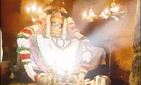 திருவண்ணாமலை திருநேர் அண்ணாமலையார் கோவிலில் லிங்கத்தின் மீது சூரிய ஒளி விழும் அதிசய நிகழ்வு