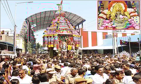 பக்தர்கள் தேரை வடம்பிடித்து இழுத்ததையும் படத்தில் காணலாம். (உள்படம்: சிறப்பு அலங்காரத்தில் வெக்காளியம்மன்)