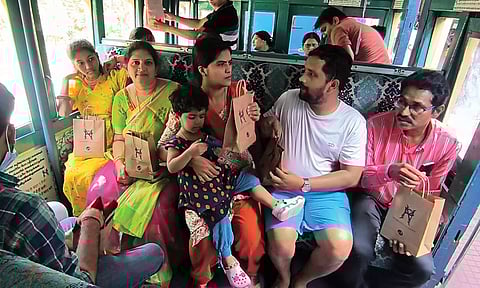 மேட்டுப்பாளையம்-ஊட்டி சிறப்பு மலை ரெயிலில் உற்சாகமாக பயணித்த சுற்றுலா பயணிகள்