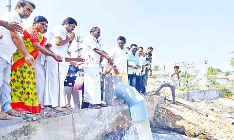 குடிநீர் சோதனை ஓட்டத்தை மேயர் தினேஷ்குமார் ஆய்வு செய்த போது எடுத்த படம்.