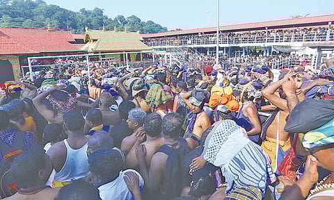 விஷூ கனிகாணும் நிகழ்ச்சியையொட்டி கலந்து கொண்ட பக்தர்கள்.