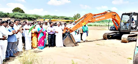மதகு அணை கட்டும் பணியை அமைச்சர் பெரியகருப்பன் தொடங்கி வைத்தார். அருகில் கலெக்டர் மதுசூதன்ரெட்டி, தமிழரசி எம்.எல்.ஏ., பேரூராட்சி சேர்மன் சேங்கை மாறன் மற்றும் பலர் உள்ளனர்.