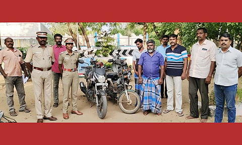 பறிமுதல் செய்யப்பட்ட மோட்டார் சைக்கிளுடன்போலீசார்.