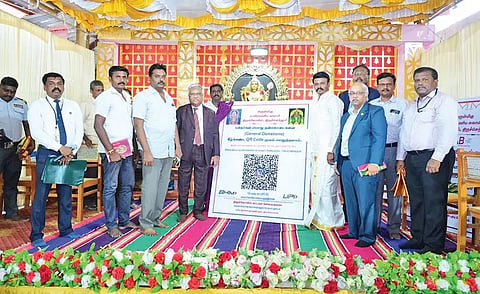 திருச்செந்தூர் சுப்பிரமணியசுவாமி கோவிலில் கியூ.ஆர். கோடு மூலம் காணிக்கை செலுத்தும் வசதியை தமிழ்நாடு மெர்க்கன்டைல் வங்கியின் நிர்வாக இயக்குனர் மற்றும் தலைமை செயல் அதிகாரி கிருஷ்ணன் தொடங்கி வைத்த போது எடுத்த படம்.