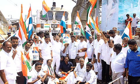நெல்லை சந்திப்பு ரெயில் நிலையத்தில் அந்தியோதயா ரெயிலை மறித்து போராட்டத்தில் ஈடுபட்ட காங்கிரசார்.
