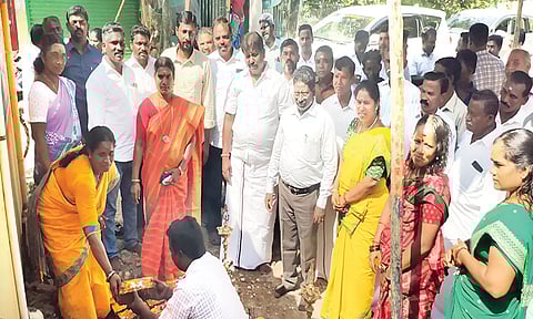 கடலூர் முதுநகரில் மாநகராட்சி மேயர் சுந்தரி ராஜா சாலை அமைக்கும் பணியை அடிக்கல் நாட்டி தொடங்கி வைத்தார். அருகில் ஆணையாளர் கிருஷ்ணமூர்த்தி, மாநகர தி.மு.க.செயலாளர் ராஜா உள்ளார்.