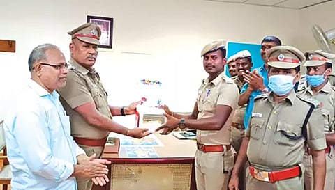 சேலம் சிறைக் கண்காணிப்பாளர் தமிழ்ச்செல்வன், போலீசாருக்கு பிறந்தநாள் வாழ்த்து தெரிவித்த காட்சி.