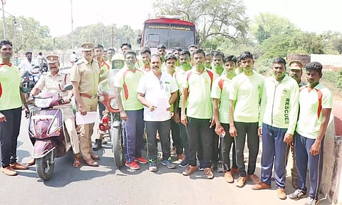 தஞ்சையில் நடந்த விழிப்புணர்வு ஓட்டத்தில் கலந்து கொண்ட தீயணைப்பு வீரர்கள்.