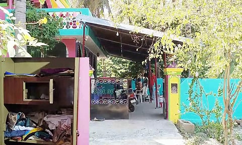 திருட்டு நடந்த வீடு. பீரோ உடைக்கப்பட்டு பொருட்கள் சிதறி கிடந்த காட்சி.