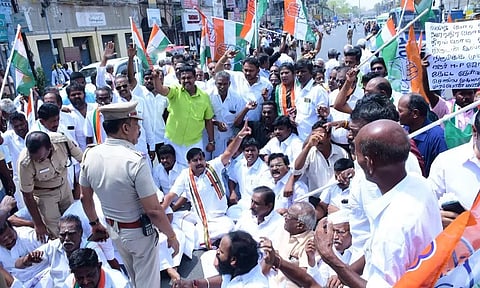 மதுரை ரெயில் நிலையம் முன்பு மறியலில் ஈடுபட்ட காங்கிரசார்