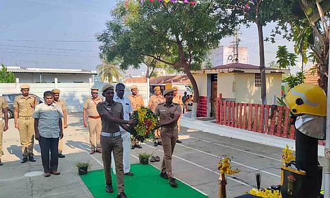 தீயணைப்பு உபகரணங்களை வைத்து மாலை அணிவித்து, மலர்தூவி அஞ்சலி செலுத்தப்பட்ட காட்சி.