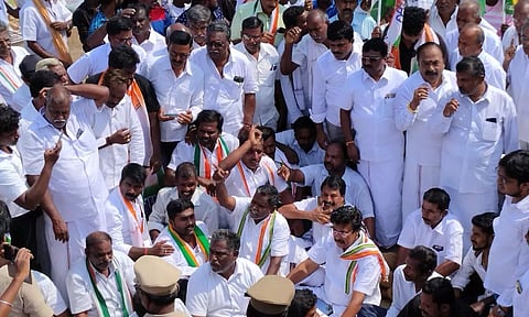 தருமபுரி, கிருஷ்ணகிரியில் காங்கிரசார் ரெயில் மறியல் போராட்டம்