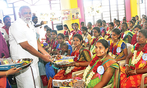ஸ்ரீராமபுரத்தில் நடைபெற்ற நிகழ்ச்சியில் கர்ப்பிணி பெண்களுக்கு அமைச்சர் இ.பெரியசாமி வளைகாப்பு சீர்வரிசை பொருட்களை வழங்கினார்.