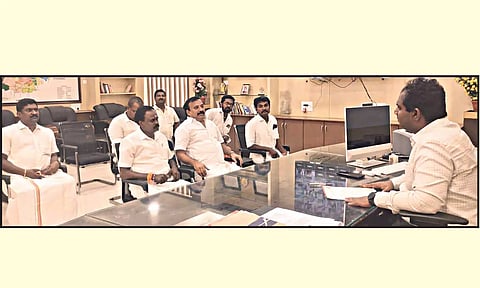 கலெக்டர் அனீஷ்சேகரிடம் பா.ஜ.க. நிர்வாகிகள் மனு கொடுத்தனர்.