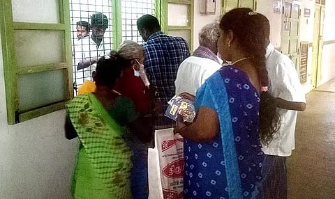 ராமநாதபுரம் அரசு மருத்துவமனையில் பொதுமக்களுக்கு மருந்து, மாத்திரைகள் வழங்கும் மாணவர்கள்.