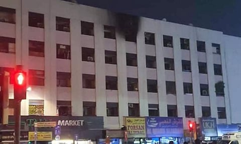 தீ விபத்து ஏற்பட்ட அடுக்குமாடி குடியிருப்பு.