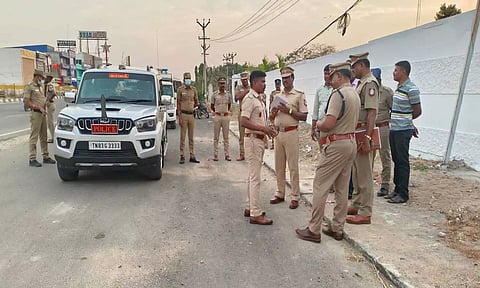 ஆம்பூரில் ஆர்.எஸ்.எஸ் ஊர்வலம் குறித்து எஸ்.பி. பாலகிருஷ்ணன் ஆய்வு செய்த காட்சி.