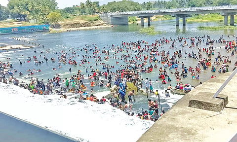 கொடிவேரி அணையில் குவிந்த சுற்றுலா பயணிகள்.