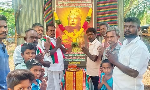 சுந்தரலிங்கனார் படத்துக்கு மாலை அணிவித்து மரியாதை செலுத்தப்பட்ட காட்சி..