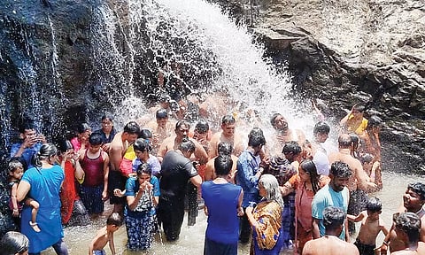 கும்பக்கரை அருவியில் காத்திருந்து குளியல் போடும் சுற்றுலா பயணிகள்.