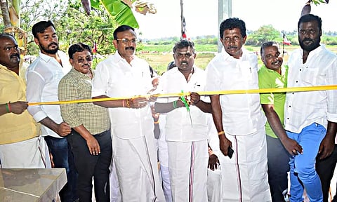 மேலூர்: பயணிகள் நிழற்குடையை திறந்து வைத்த எம்.எல்.ஏ.