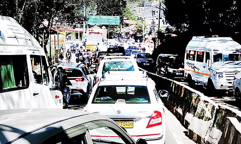 கொடைக்கானல் நகரின் பிரதான சாலையில் ஏற்பட்டுள்ள போக்குவரத்து நெரிசல்.