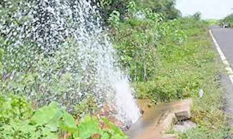 குழாயில் உடைப்பு ஏற்பட்டு வீணாகும் குடிநீர்
