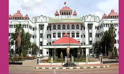 பட்டா மாறுதல்களுக்கு அதிகாரிகள் லஞ்சம் பெற்ற பிறகு கையெழுத்திடுகின்றனர்