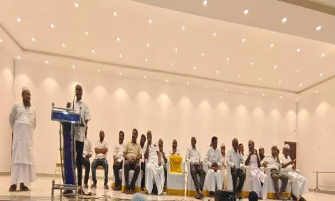 பண்ருட்டி இஸ்லாமிக் பைத்துல்மால்டிரஸ்ட் சார்பில் சமூக நல்லிணக்க இப்தார் நோன்பு திறப்பு நிகழ்ச்சியை தொழில்அதிபர் ஜாகிர்உசேன் தொடங்கிவைத்துபேசினார்.விழாவில் டிஎஸ்பி சபியுல்லா மற்றும் பலர் உள்ளனர்.