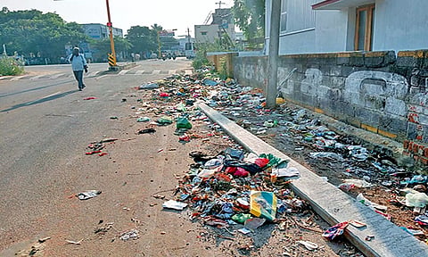 சாலையில் கொட்டப்பட்டு கிடக்கும் குப்பைகள்.